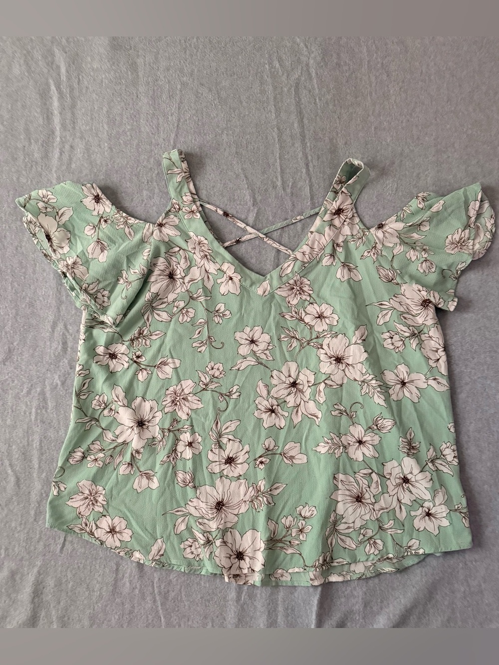 Flower & Feather Women’s 1XL Sage Green Floral Cold Shoulder Top